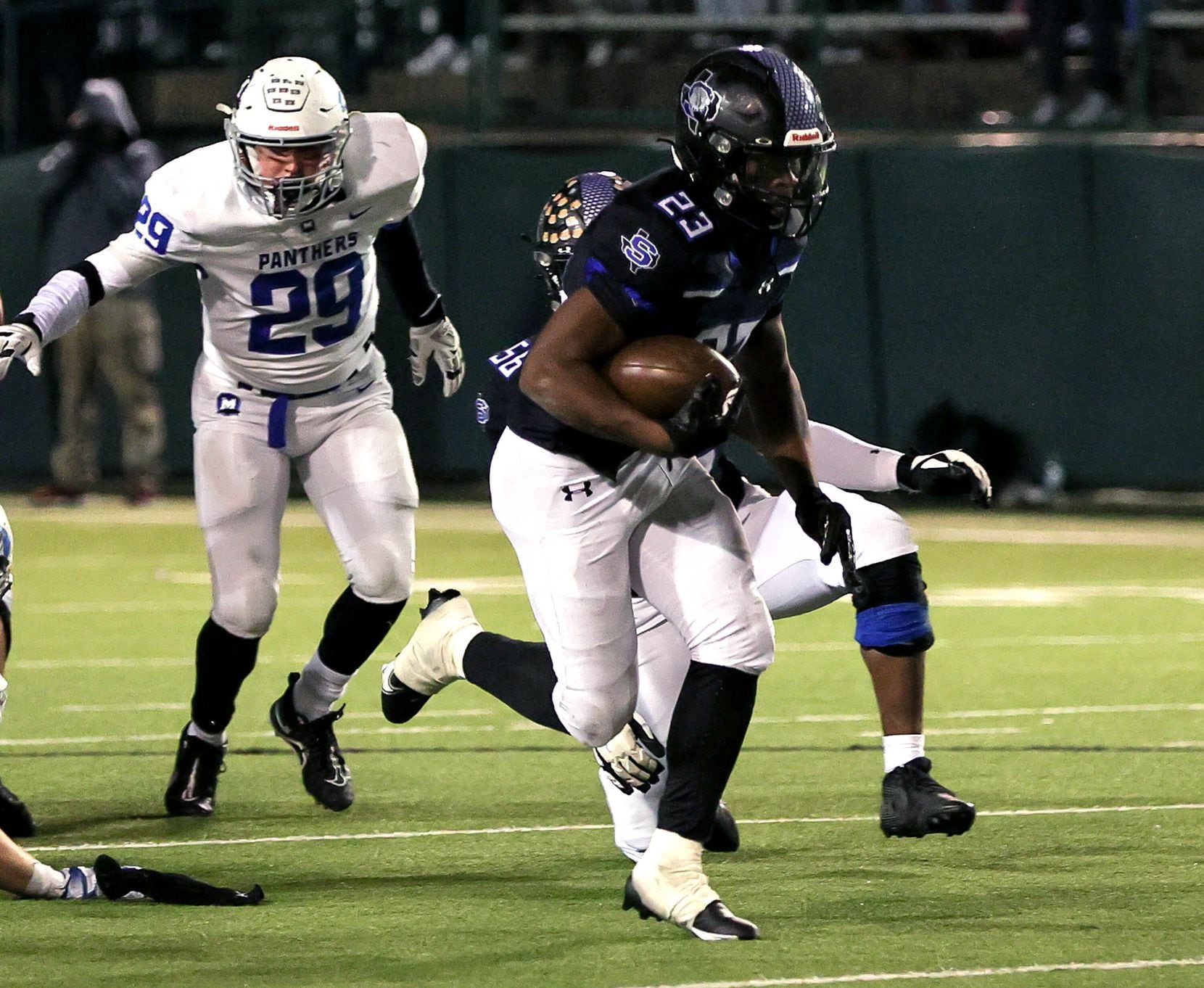 Mansfield Summit running back Orlando Scales finds a huge hole to run and goes the distance for a touchdown against Midlothian during the second half of the 5A Division I Region I semifinal high school football playoff game played on November 26, 2021 at Gopher-Warrior Bowl in Grand Prairie.  (Steve Nurenberg/Special Contributor)