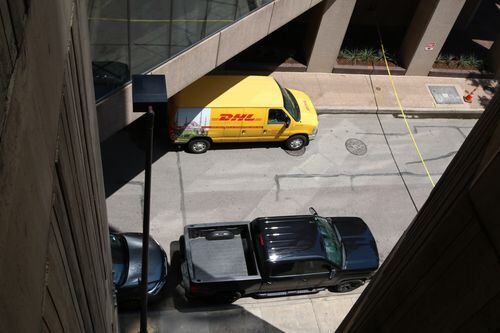 El chofer de la camioneta amarilla de envíos DHL reportó un paquete sospechoso y fue...