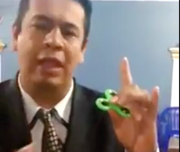 El pastor Juan Mariano Ávalos muestra el juguete Spinner. TOMADA DE YOUTUBE
