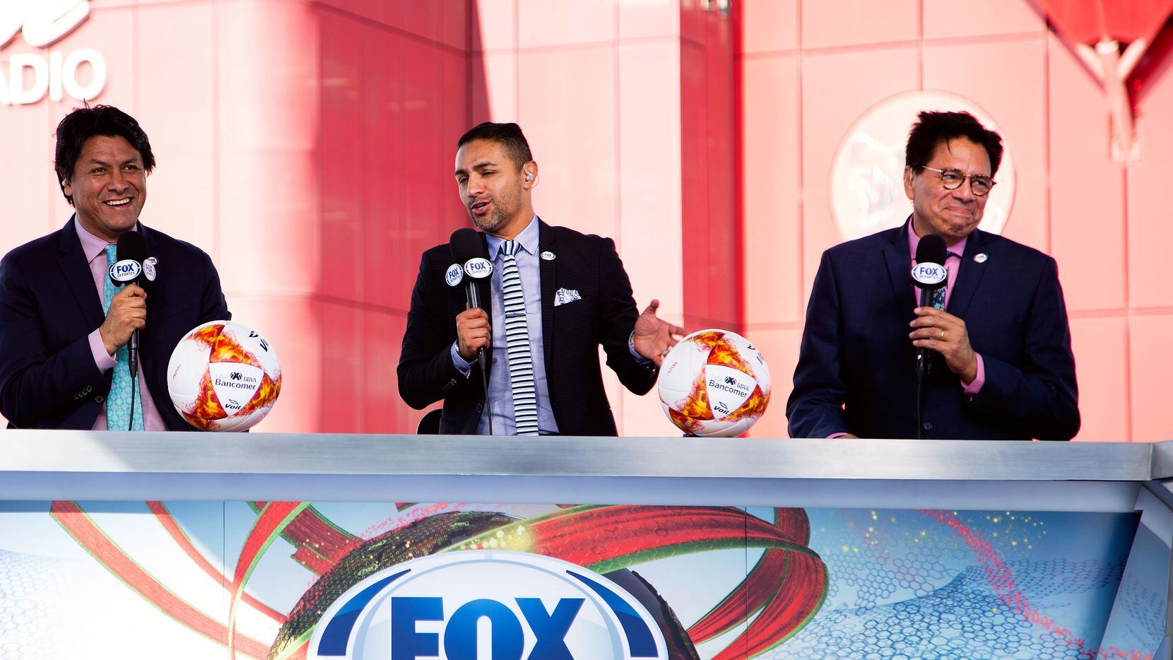 De izquierda a derecha, los comentaristas de Fox Deportes; Claudio Suárez, MarianoTrujillo y...