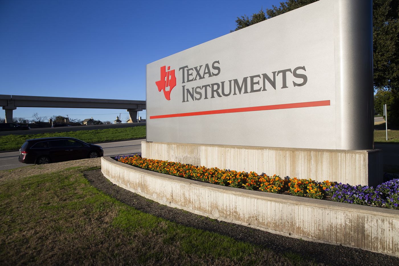 Divertidísimo Simetría arrebatar Texas Instruments moves ahead with $850 million in construction for future  Richardson chip plant