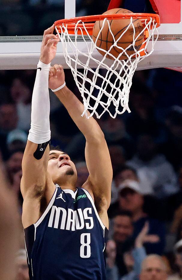 Dallas Mavericks guard Josh Green (8) drops a alley app pass for a fourth quarter basket...