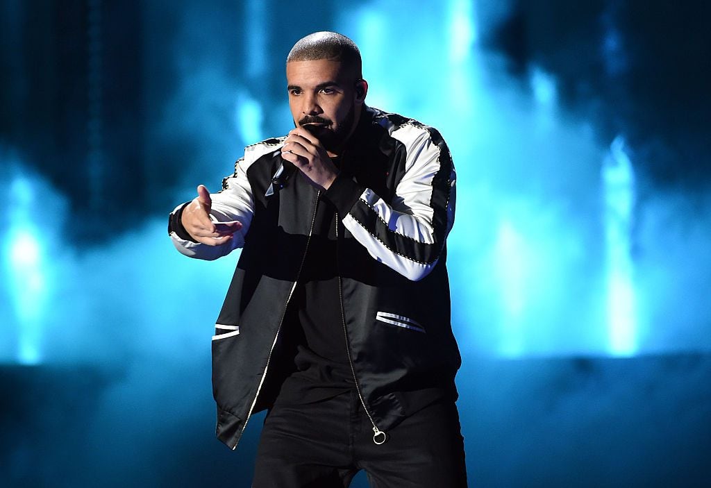 Drake durante un concierto como parte del iHeartRadio Music Festival en 2016 en Las Vegas, Nevada.
