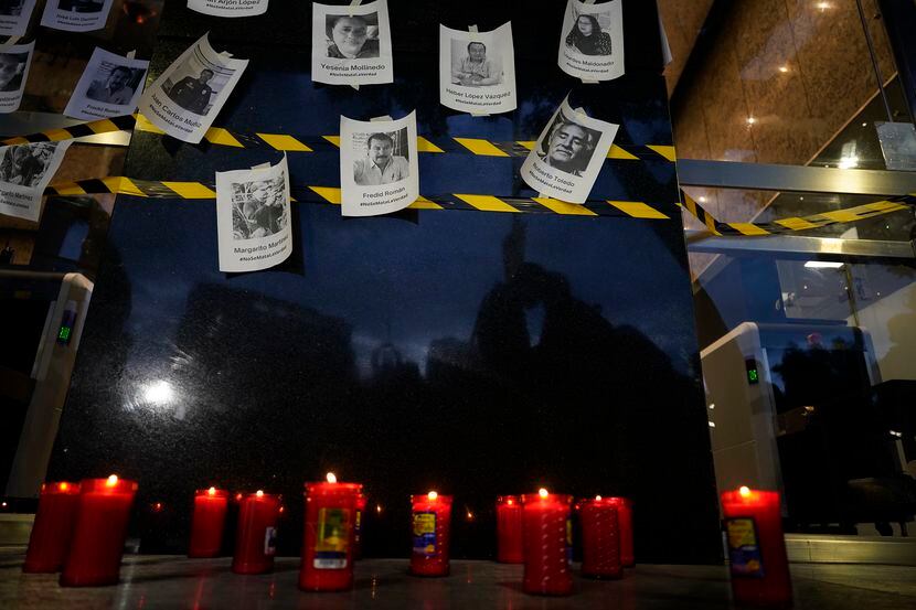 Fotos de periodistas asesinados colgadas en una pared durante una vigila en Ciudad de...