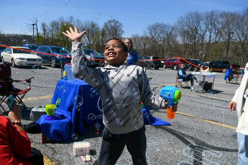 Blake Johnson, de Frackville, Filadelfia, juega con burbujas en un evento sobre autismo...