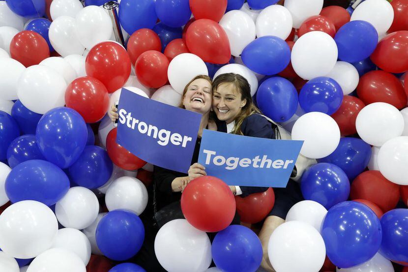 Simpatizantes de Hillary Clinton posan para una foto al final de la Convención Nacional...