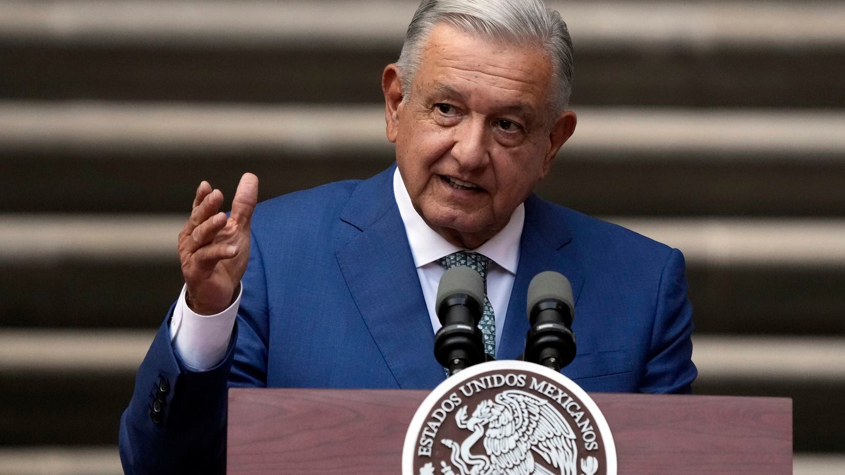 ARCHIVO - El presidente mexicano Andrés Manuel López Obrador habla en el Palacio Nacional de...
