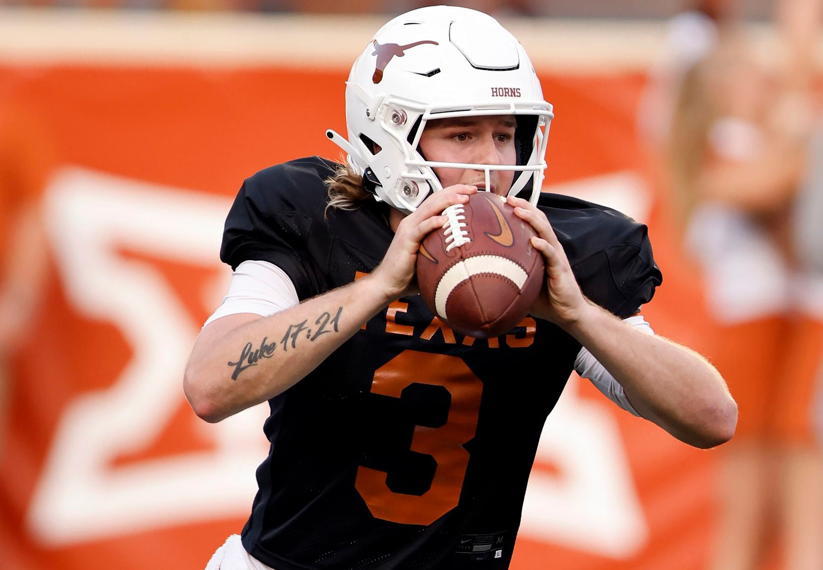 Texas Longhorns quarterback Quinn Ewers (3) rolls out and throws a pass during the...