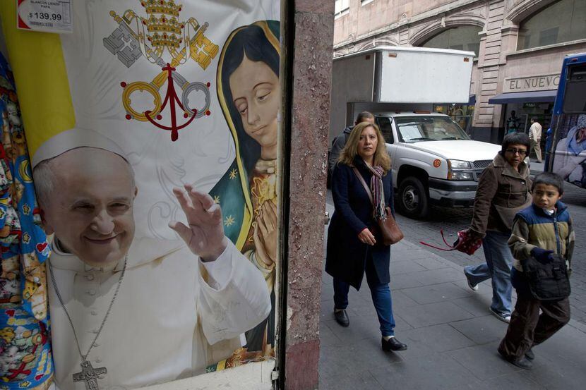 Una imagen del Papa junto a la Virgen de Guadalupe en la Ciudad de México. Los mexicanos...