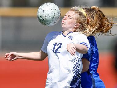 Highland Park’s Kylie Bell (12) battles Frisco’s Taylor Vance, background, for the ball...
