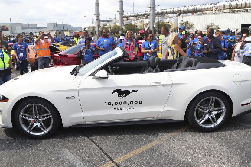 Un GT Mustang modelo 2019 es el auto 10,000,000 de esta línea de Ford Motors Co.(AP)
