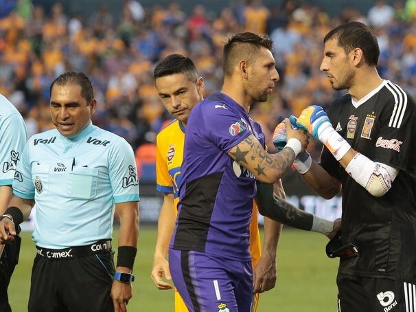 El arquero de Santos, Jonathan Orozco (izq), saluda al portero de Tigres, Nahuel Guzmán,...