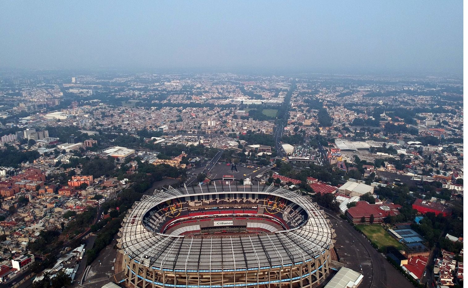 El Estadio Azteca de la Ciudad México, bajo un cielo muy contaminado. AGENCIA REFORMA.
