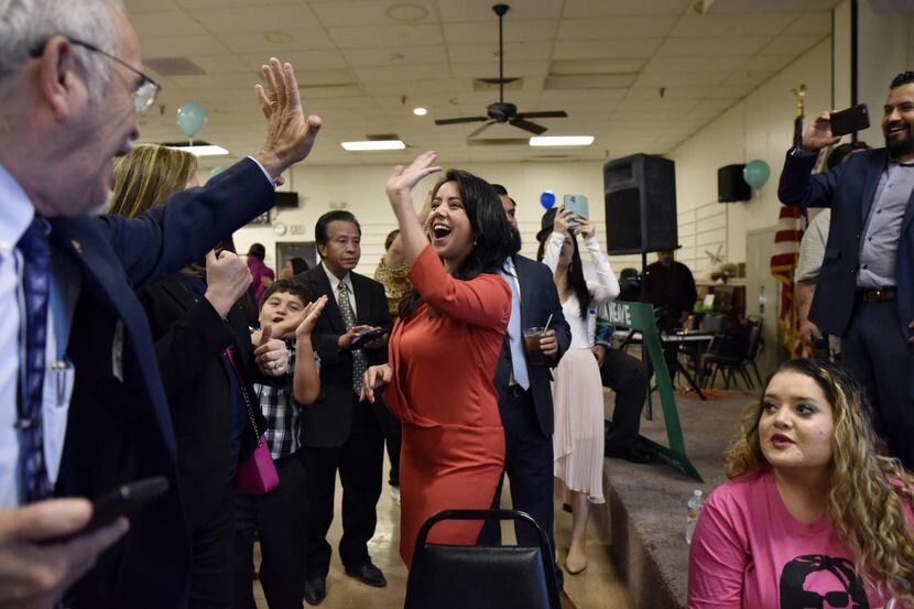 Victoria Neave (centro) celebra su triunfo electoral en el distrito 107 de la Legislatura. A...
