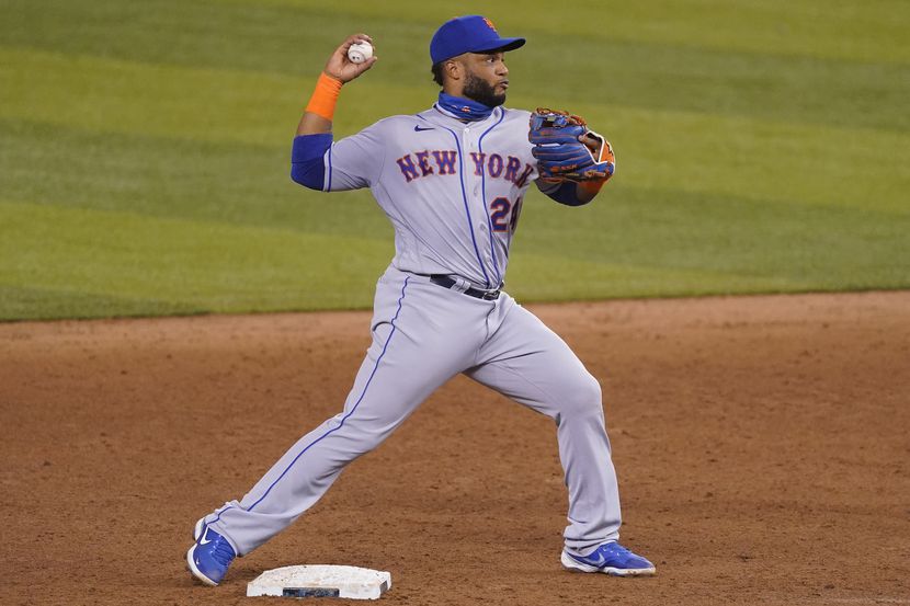 El segunda base de los Mets de Nueva York, Robinson Cano, cometió un costoso error al...