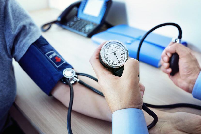 Un médico verifica la presión arterial de un paciente.(GETTY IMAGES)
