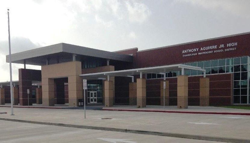 La escuela Aguirre Junior High del distrito de Channel View se disculpó con estudiante a la ...