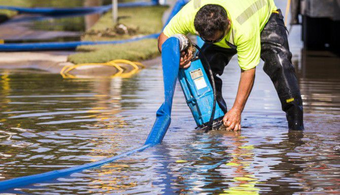 Trabajadores del ayuntamiento de Dallas continúan retirando agua estancada de parques y...