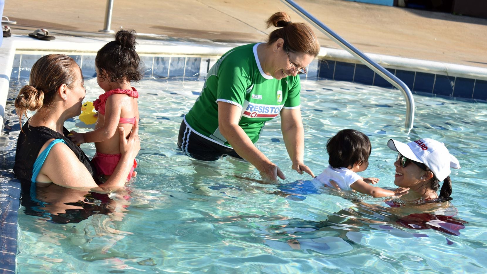 medias campeón elegante Dallas: Clases de natación para las familias en albercas de la ciudad
