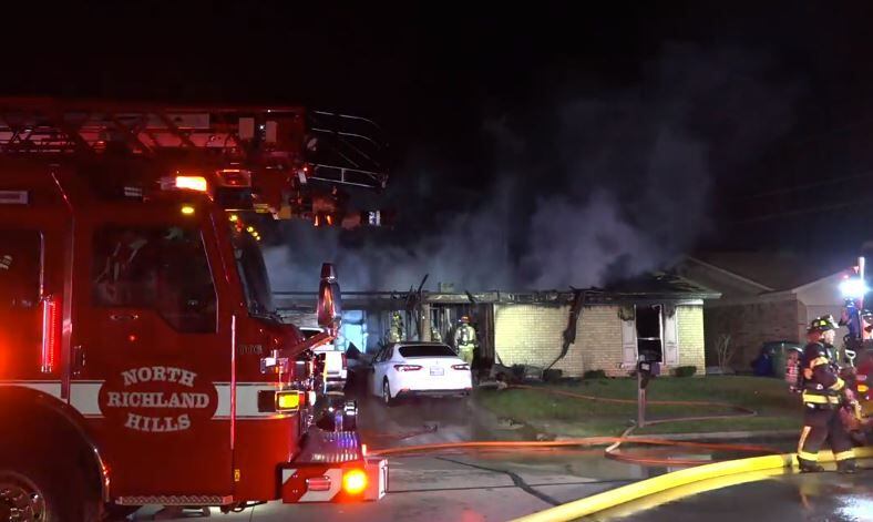 Bomberos de cuatro diferentes departamentos trabajaron para apagar el fuego en una casa en...
