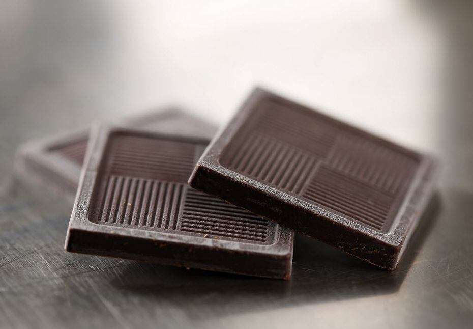 El chocolate amargo es un relajante natural, ya que, al consumirlo, el cerebro libera...
