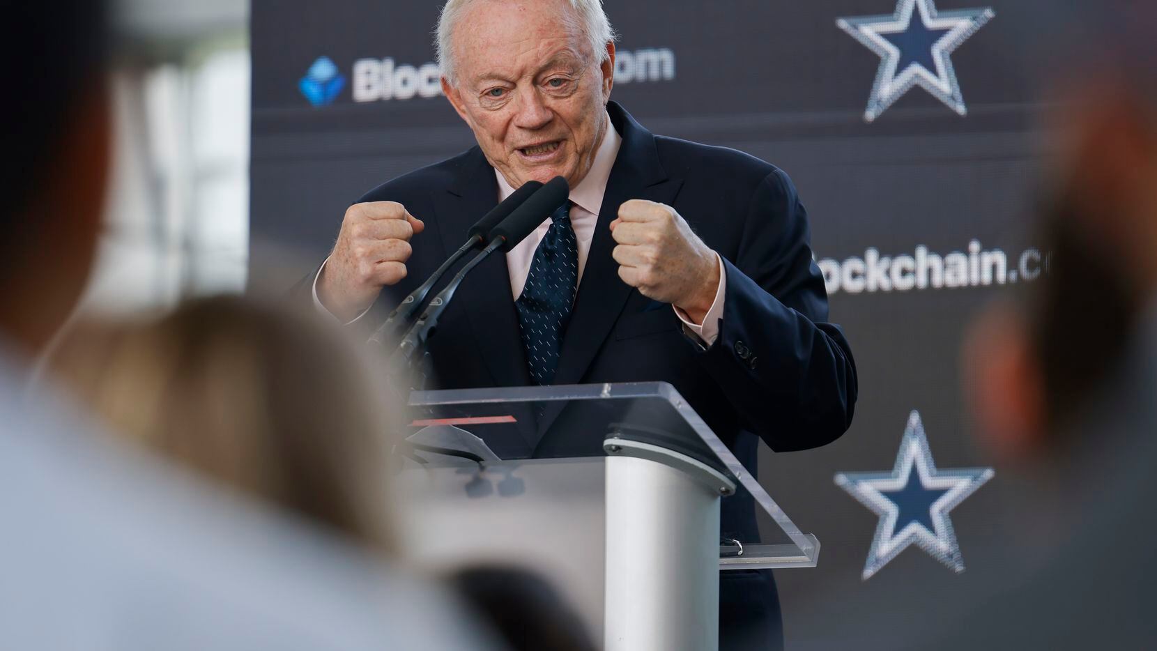 El dueño de los Dallas Cowboys, Jerry Jones, habla durante una conferencia de prensa en The...