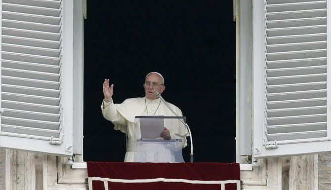 El papa Francisco envía bendiciones desde el balcón en la Plaza de San Pedro (AP/GREGORIO...