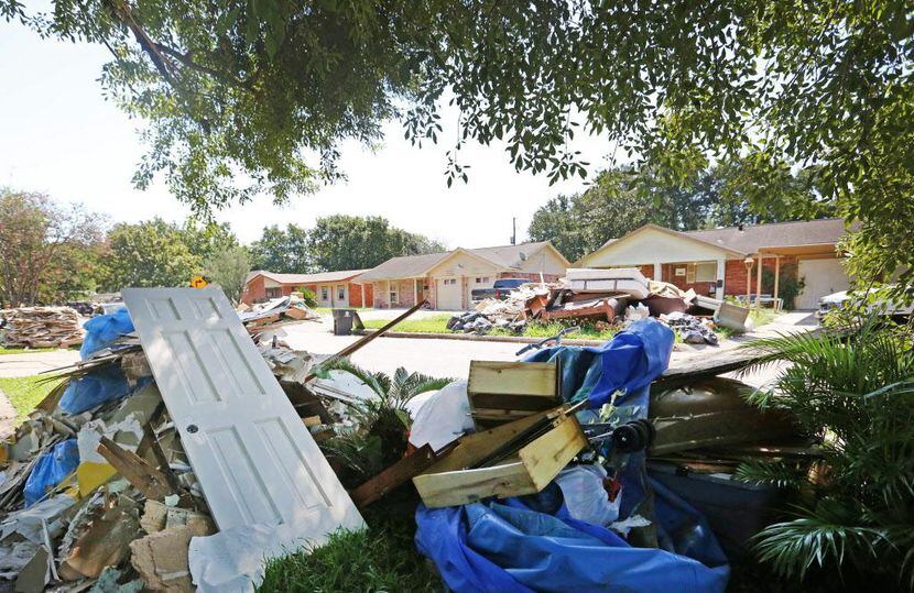 La destrucción en las calles del sur de Houston es evidente. Aunque reciben ayuda de FEMA,...