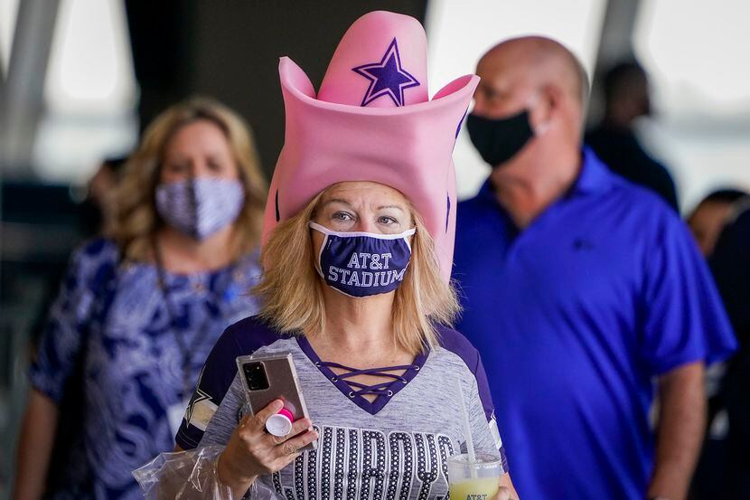 Seguidores de los Dallas Cowboys ingresaron al AT&T Stadium portando cubrebocas y guardando...