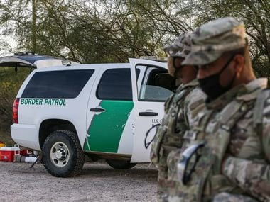 Los Rangers del Ejército, que brindan apoyo a la Patrulla Fronteriza, vigilan cerca de la frontera Texas-México en Hidalgo el 13 de enero de 2021.