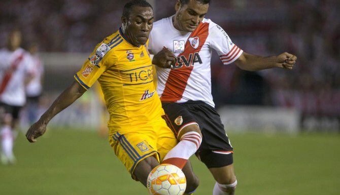 Gabriel Mercado de River Plate (der.) disputa el balón con Joffre Guerrón de Tigres el...