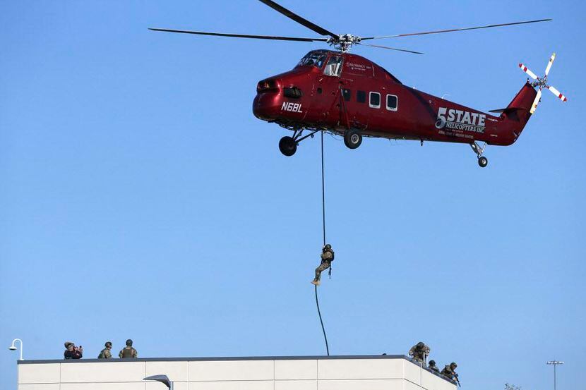 Un equipo de SWAT ensaya ejercivios en un edificio en la sede de Toyota en Plano. (THE...