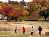 Los colores del otoño en el Stevens Park Golf Course en Dallas, el primer fin de semana de...