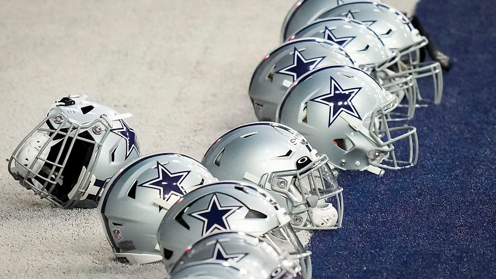 Cascos de jugadores de los Dallas Cowboys en el campo de prácticas The Star en Frisco.