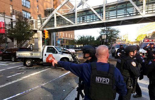 Policías responden a un reporte de disparos en la calle West Street, en Manhattan, el martes...