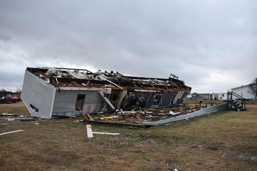 Una casa móvil fue destruida luego de un tornado golpeó en las afueras de Joshua, a 20...
