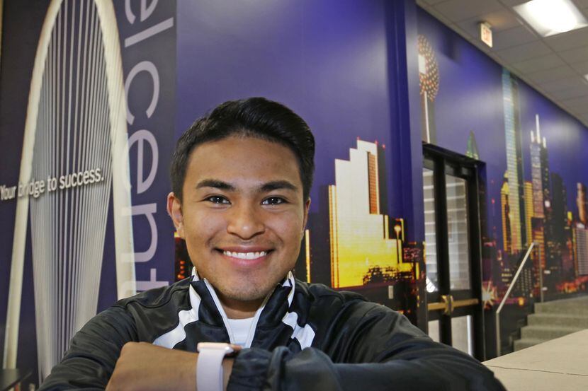José Álvarez, se graduó de Grand Prairie y ahora estudia en El Centro gracias a Dallas...