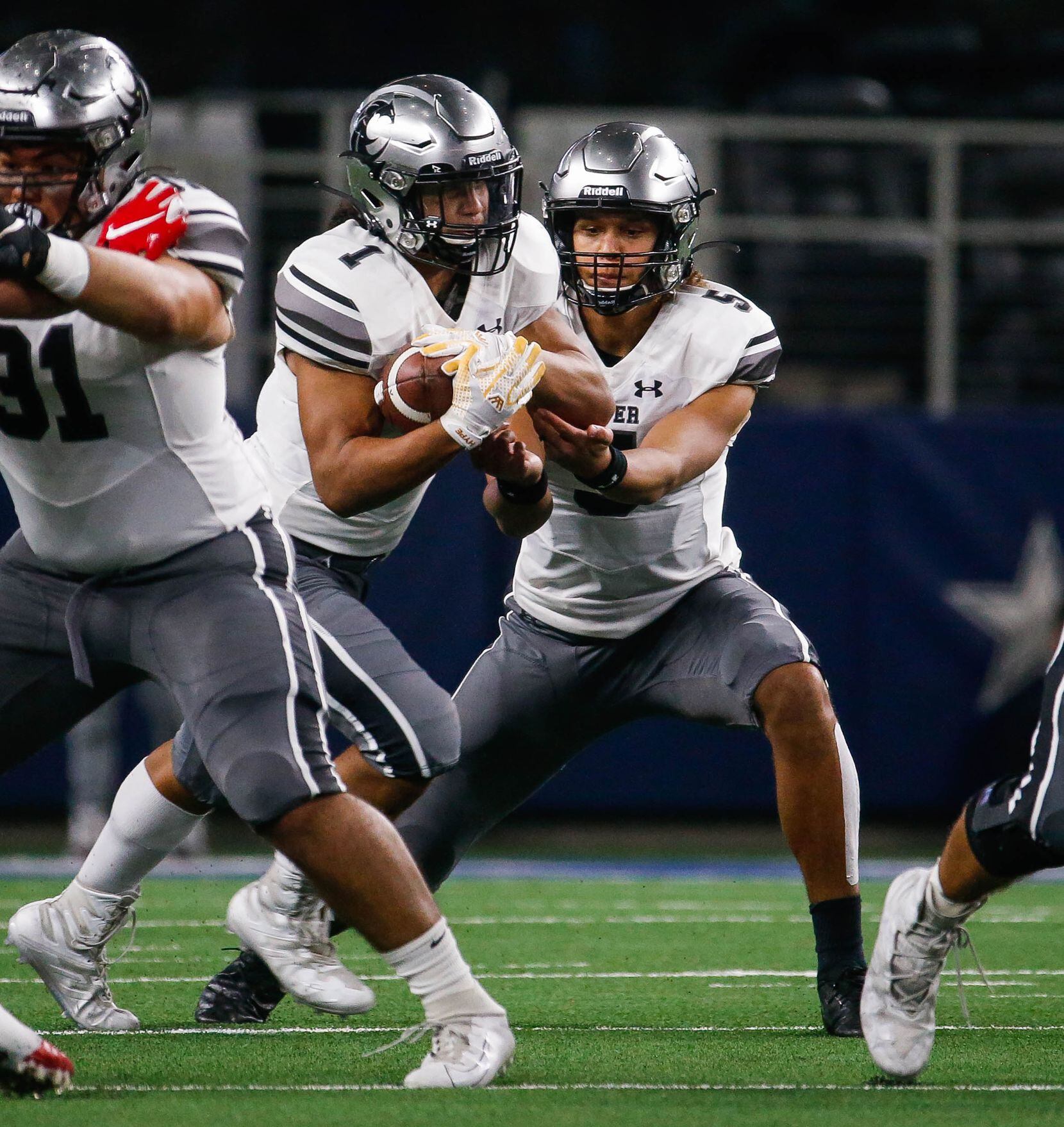 Denton Guyer's quarterback Eli Stowers (5) hands off the ball to RB Kaedric Cobbs (1) in the...