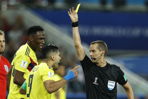 Mark Geiger le muestra la tarjeta amarilla a Radamel Falcao en el duelo entre Colombia e...