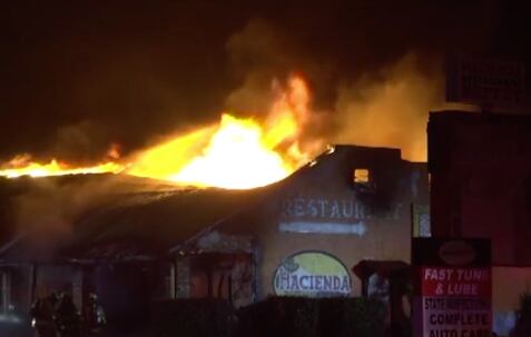 El Hacienda Restaurant en Grand Praire se quemó totalmente. DMN
