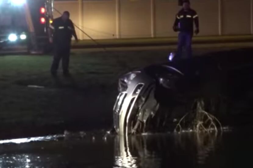 Un automóvil cayó en estanque mientras huía de la policía en Cedar Hill. Captura de video de...