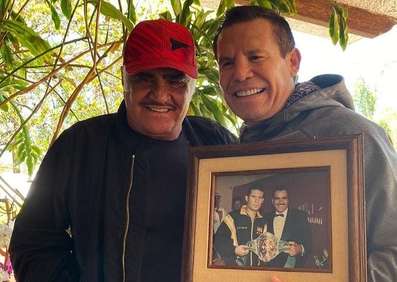 Vicente Fernandez (der) y el excampeón mexicano de boxeo, Julio César Chavez entablaron una...