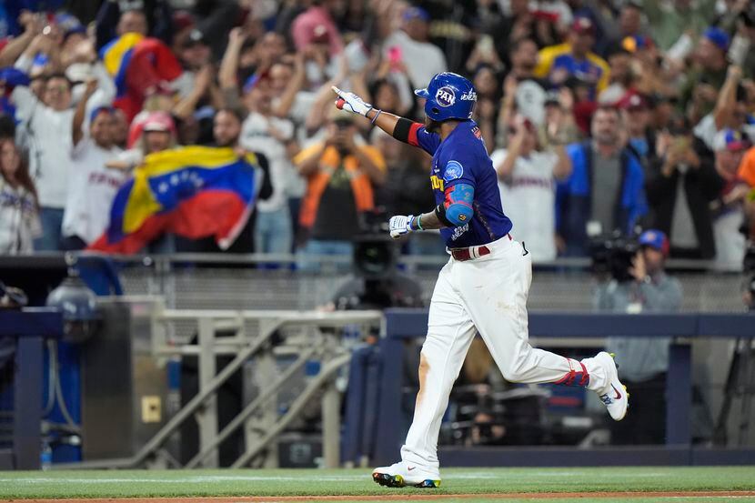 Alcides Escobar, de Venezuela, festeja al recorrer las bases tras conectar un jonrón en el...