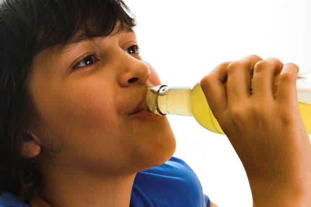 Los refrescos azucarados siguen poniendo a los niños en riesgo de obesidad, diabetes,...