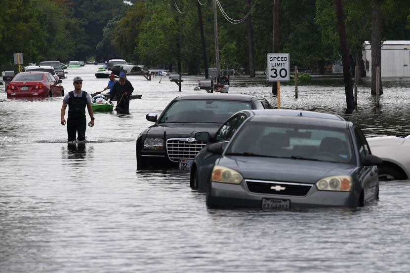 Miles de autos se quedaron varados bajo el agua de las inundaciones en Texas provocadas por...
