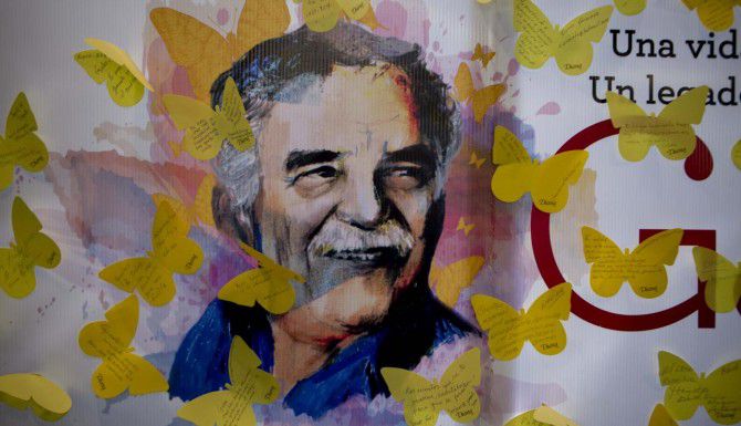Un mural en la Ciudad de México muestra al escritor Gabriel García Márquez rodeado de...