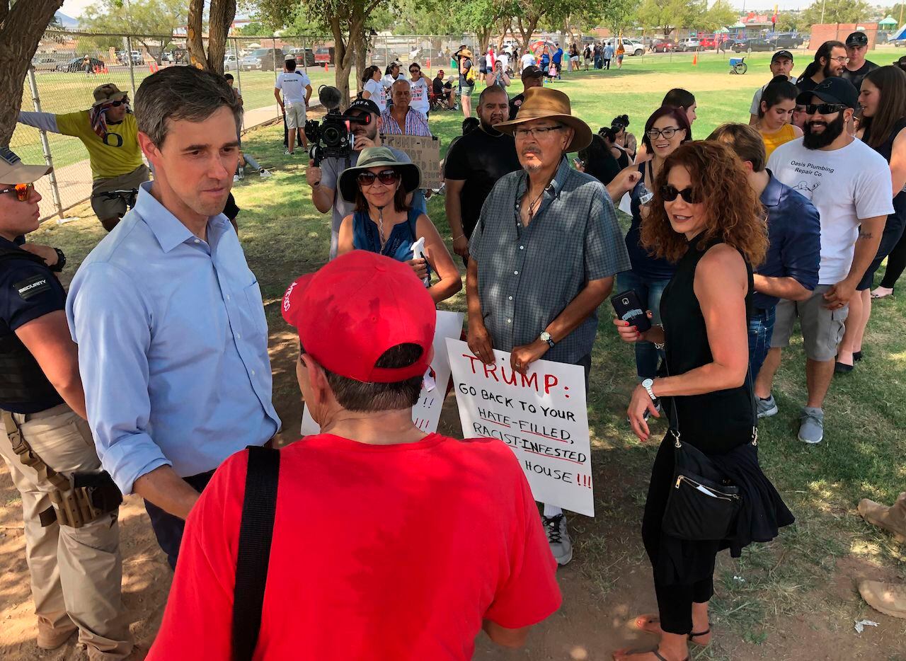 El aspirante a la candidatura demócrata a la presidencia, Beto O'Rourke, se reúne con residentes de El Paso después de la masacre en Walmart que dejó 22 muertos y decenas de lesionados.