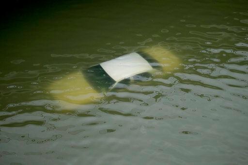 Un automóvil sumergido en las aguas que el huracán Harvey dejó a su paso en Houston, Texas....