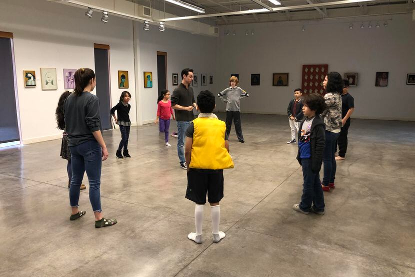 Omar Padilla enseña actuación a niños durante el campamento de primavera del Teatro Dallas....