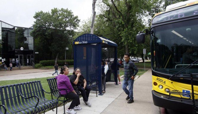 Un autobús del DART para enfrente del consulado mexicano en Dallas esta semana. La parada en...